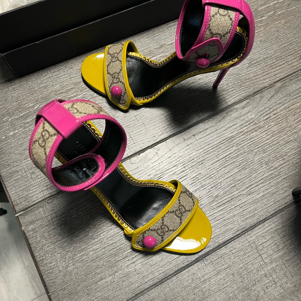 SOLD! Gucci Monogram Heels - Picture 5 of 8
